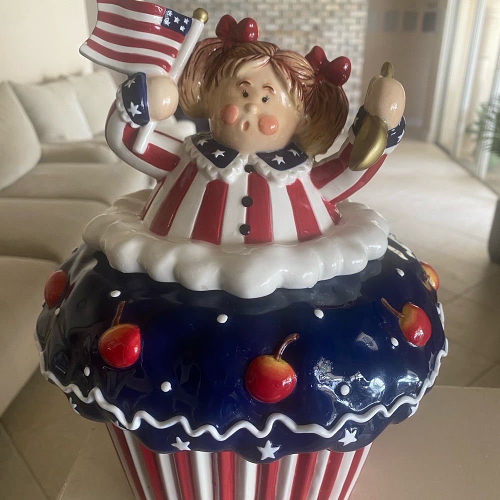 Cupcake cookie jar